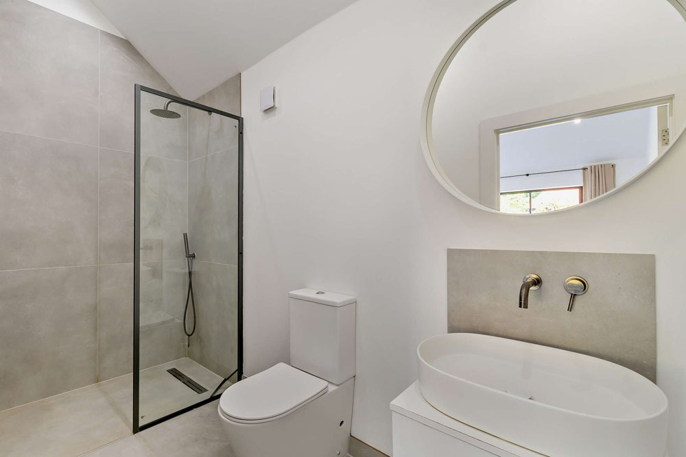 Annex Shower Room Blue House